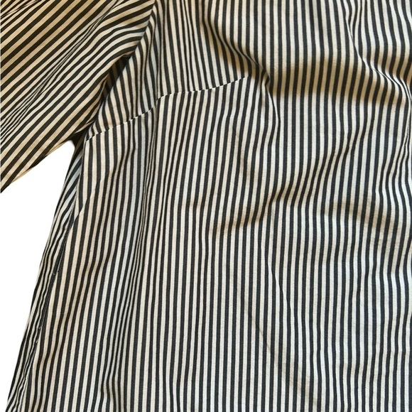 J Crew Women’s Stripped Shirt Size 4 With Button Details on Shoulder - Picture 9 of 10